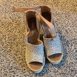 TOMS Women's Tan and Black Espadrille Sandals